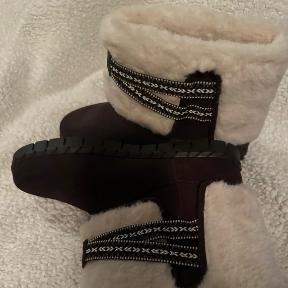 Muk Luk Flexi Montauk winter ankle boots.
Size 11 - Picture 5 of 10